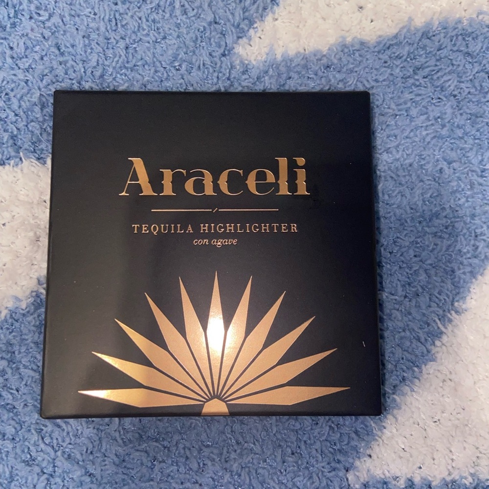 Araceli beauty tequila highlighter in the shade blanco